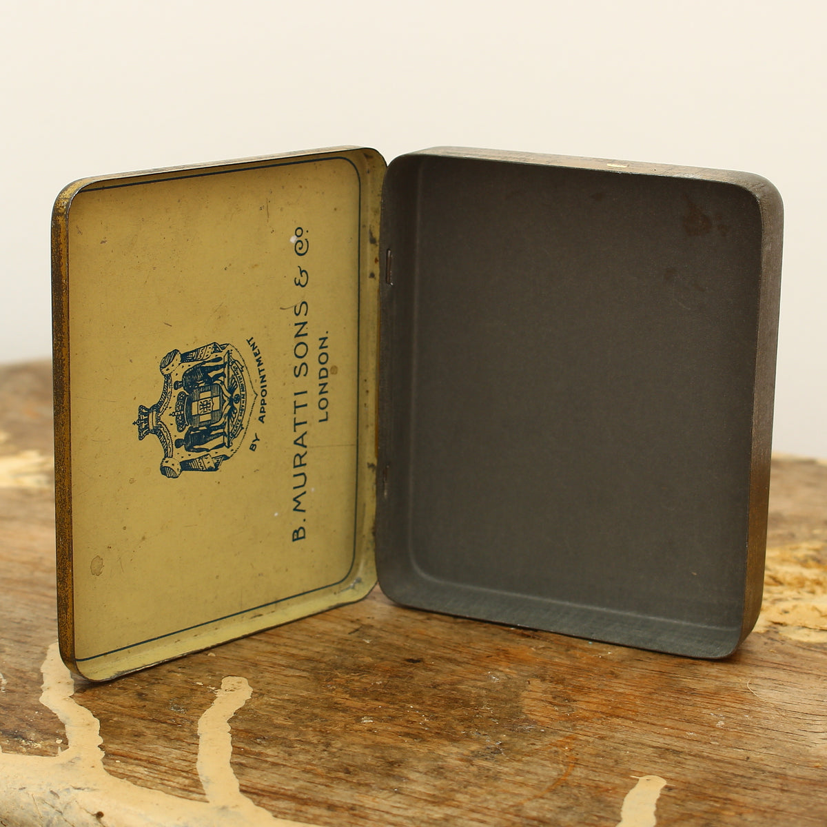 Advertising - a B.Muratti Sons & Co. 1930's rounded rectangular shaped pictorial cigarette tin