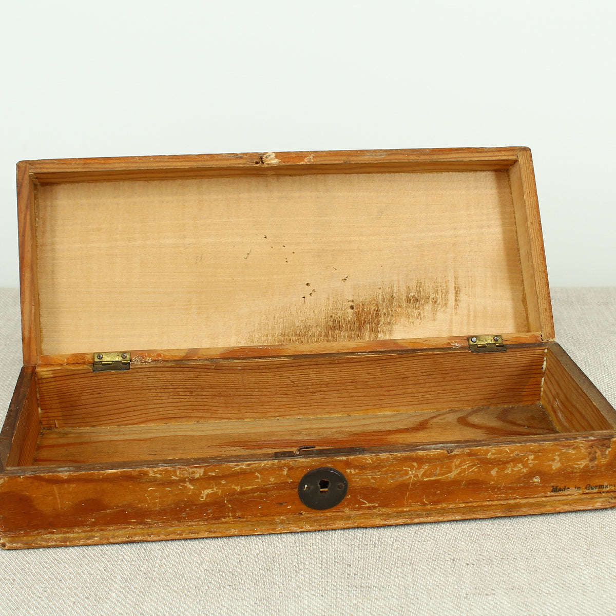 Treen, Architectural Interest - a 'Mauchline' style rectangular shaped box, of simple construction, the lid transfer printed with a view of the entrance to the Brighton aquarium