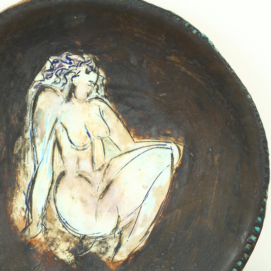 Jacqueline de la Fuente (Sculptural paper clay artist), charger with a study of a nude, serrated edge, signed and dated 2009 to the lower left edge, 34cm diameter