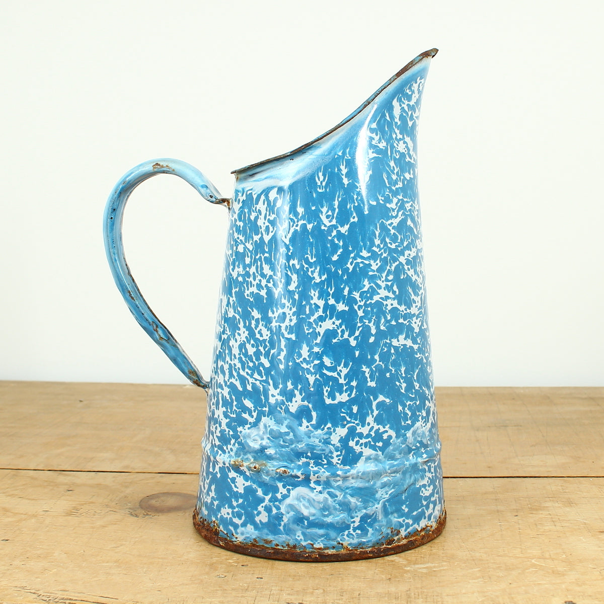 A vintage French blue and white marbled pattern enamel pitcher jug, 24cm high