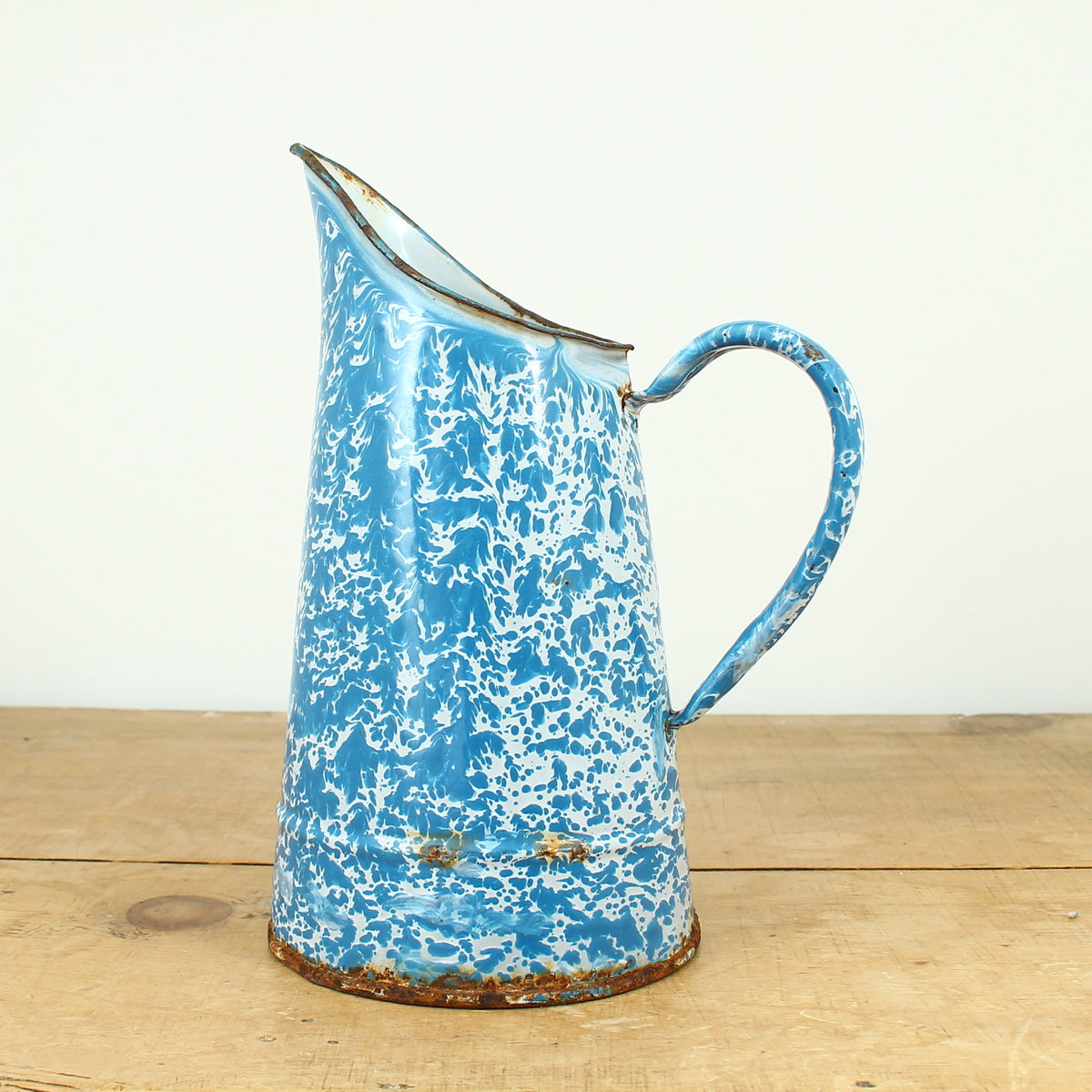 A vintage French blue and white marbled pattern enamel pitcher jug, 24cm high